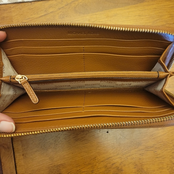 Authentic MK with matching wallet - Picture 4 of 6